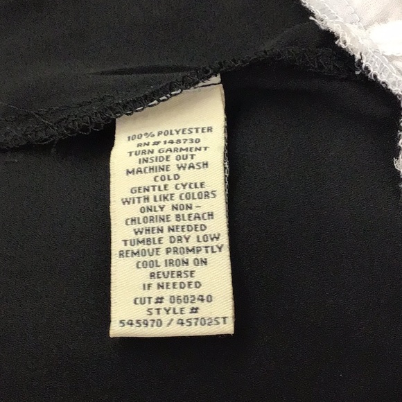 ONE PIECE TANK TOP THAT LOOKS LIKE TWO PIECES.  BLACK AND WHITE - Picture 8 of 10